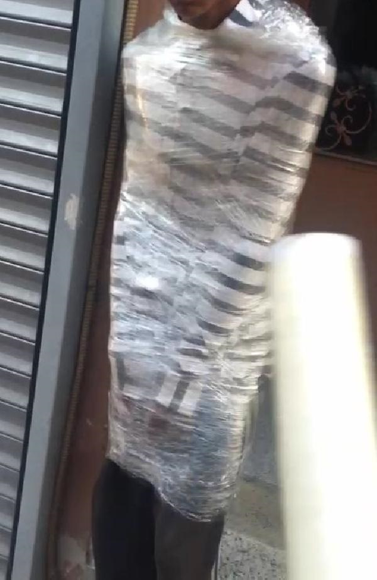 Motosiklet Hırsızını Yakalayan Adam Çocuğu Streç Filme Sararak Polise Teslim Etti