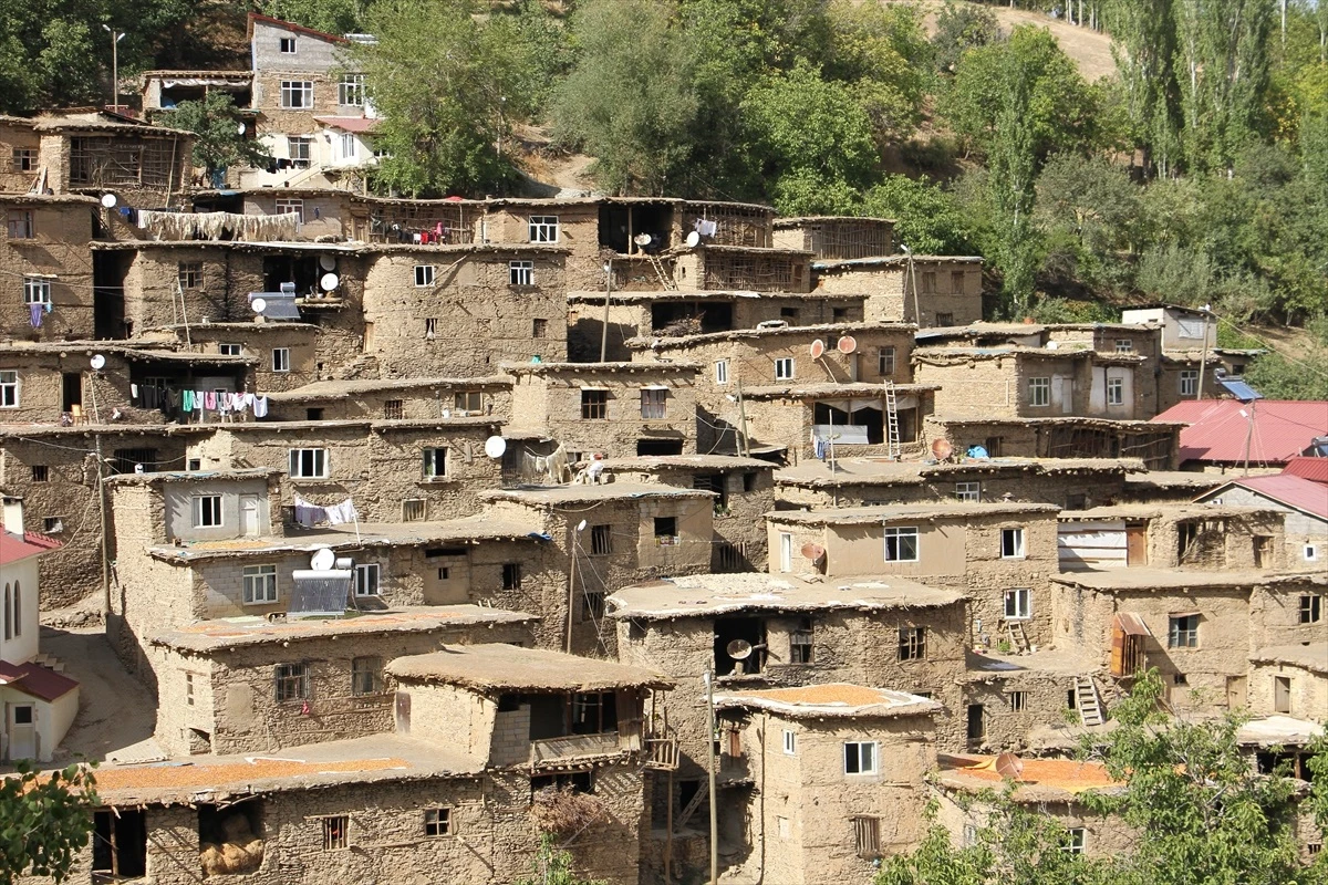 Bitlis\'teki Tarihi Taş Evler Doğaseverlerin İlgi Odağı