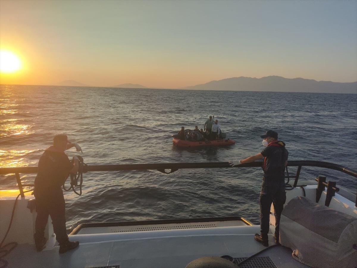 Bodrum açıklarında motor arızası yapan lastik bottaki 11 düzensiz göçmen kurtarıldı