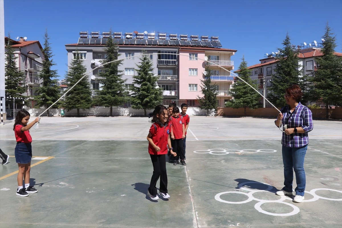 Burdur\'da okul bahçeleri geleneksel çocuk oyunlarıyla donatıldı