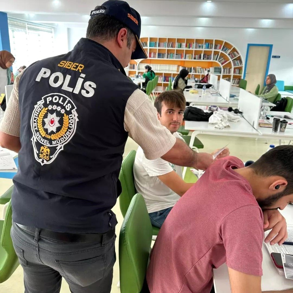 Çankırı\'da Polis Ekipleri Vatandaşları Siber Suçlar Konusunda Bilgilendirdi