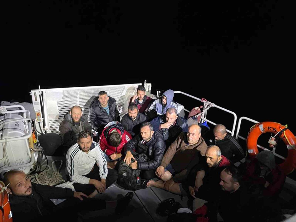 Datça\'da 46 düzensiz göçmen ve bir göçmen kaçakçısı yakalandı