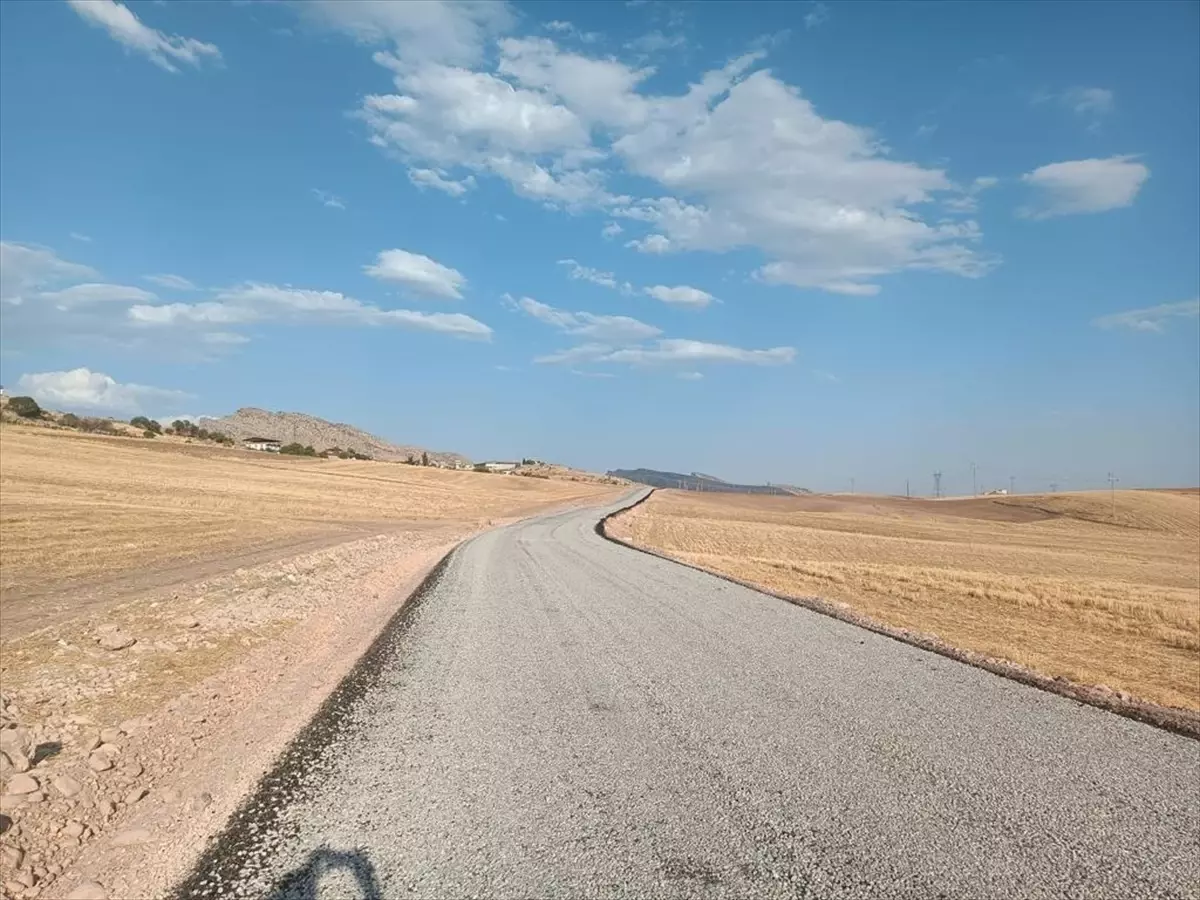 Diyarbakır Büyükşehir Belediyesi, kırsal mahallelerde yol yapım çalışmalarına devam ediyor