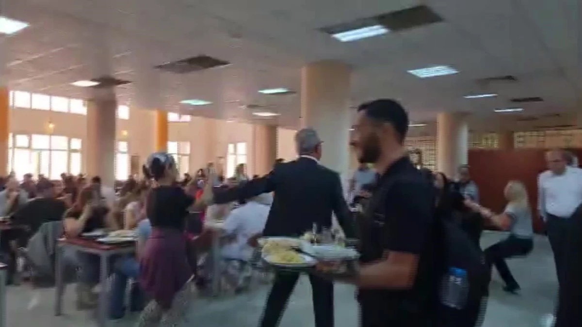 İzmir Dokuz Eylül Üniversitesi öğrencileri yemek zamlarını çatal bıçaklarla protesto etti