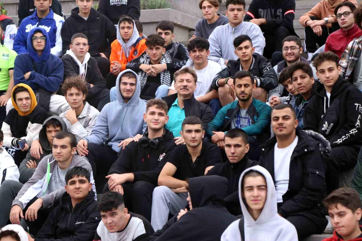 Bahçelievler\'de Başarılı Gençler Kapadokya Turu Yaptı