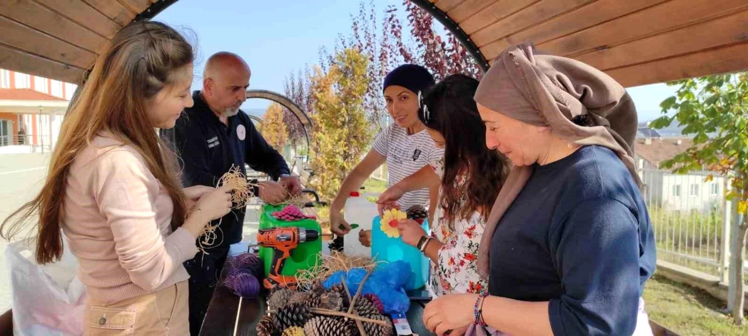 Düzce Gençleri, Yurt Bahçesinde Patili Dostları İçin Kulübe ve Kuş Yuvası Yaptı