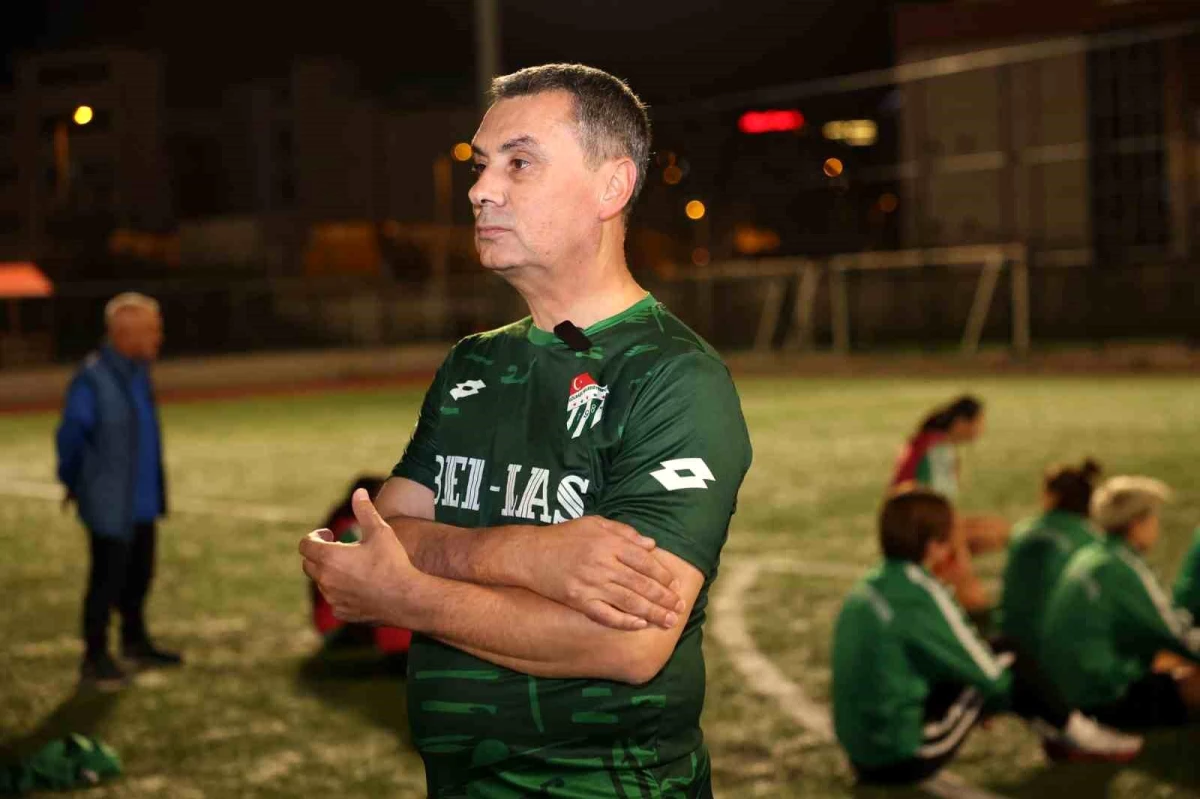 Gölbaşı Belediye Başkanı Ramazan Şimşek, Gölbaşı Belediye Spor Kadın Futbol Takımı\'nı ziyaret etti