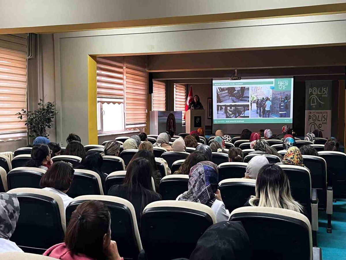 Erzurum\'da Narkotik Polisi Anne Semineri