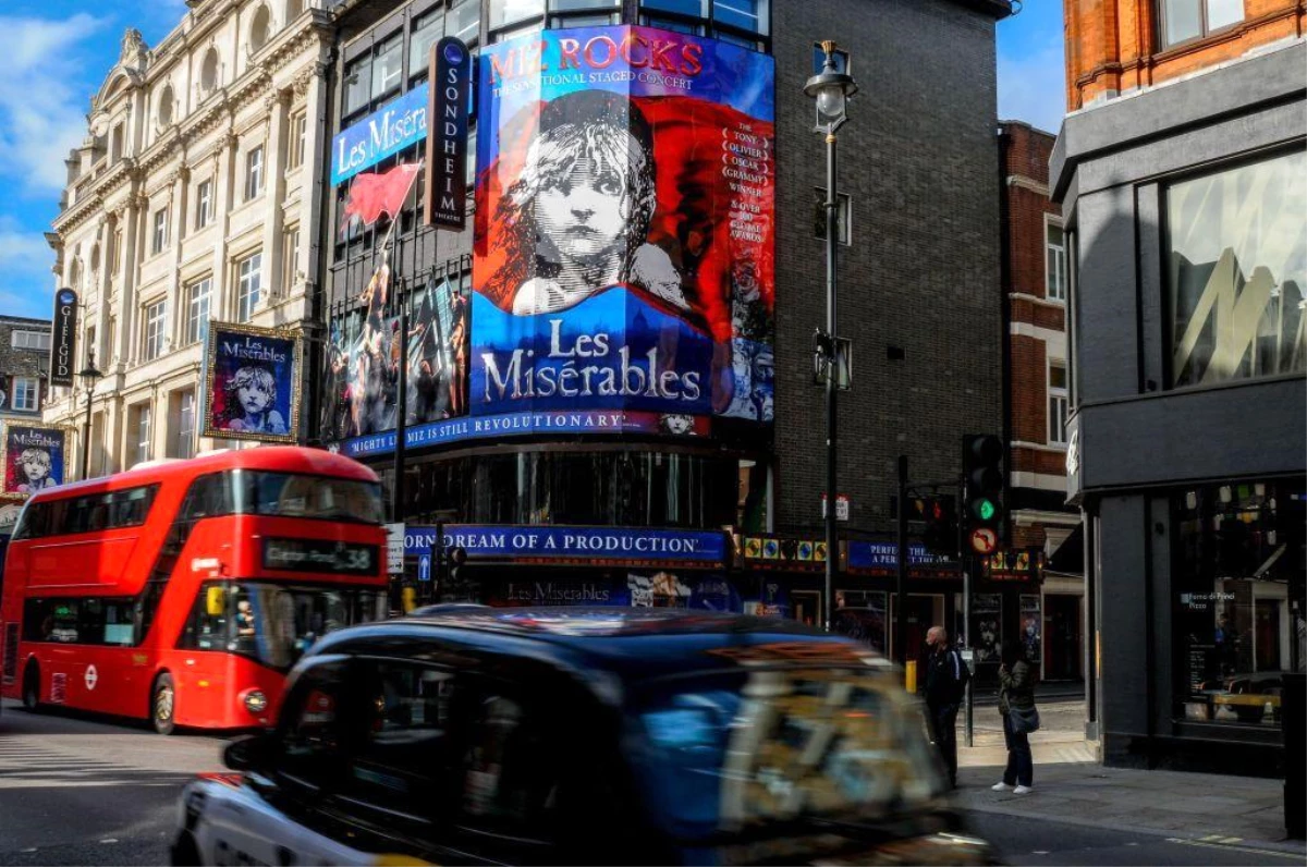 Londra\'da iklim eylemcileri Les Misérables müzikalini protesto etti