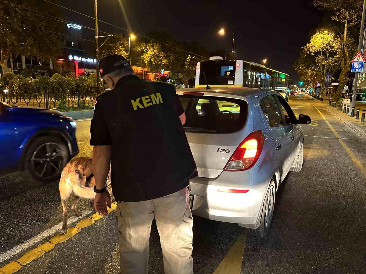 İstanbul\'da Huzur Uygulaması: Araçlar Didik Didik Arandı