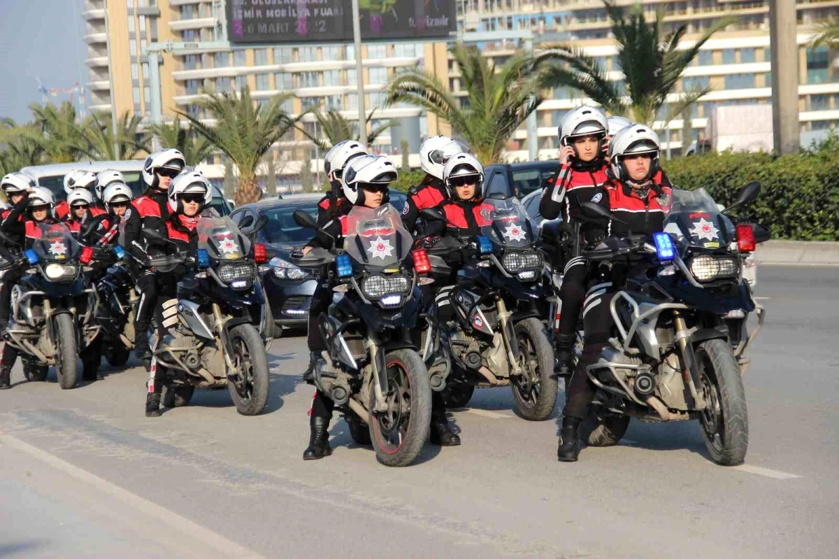 İzmir\'de Motosikletli Polis Timleri 107 Aranan Şahsı Yakaladı