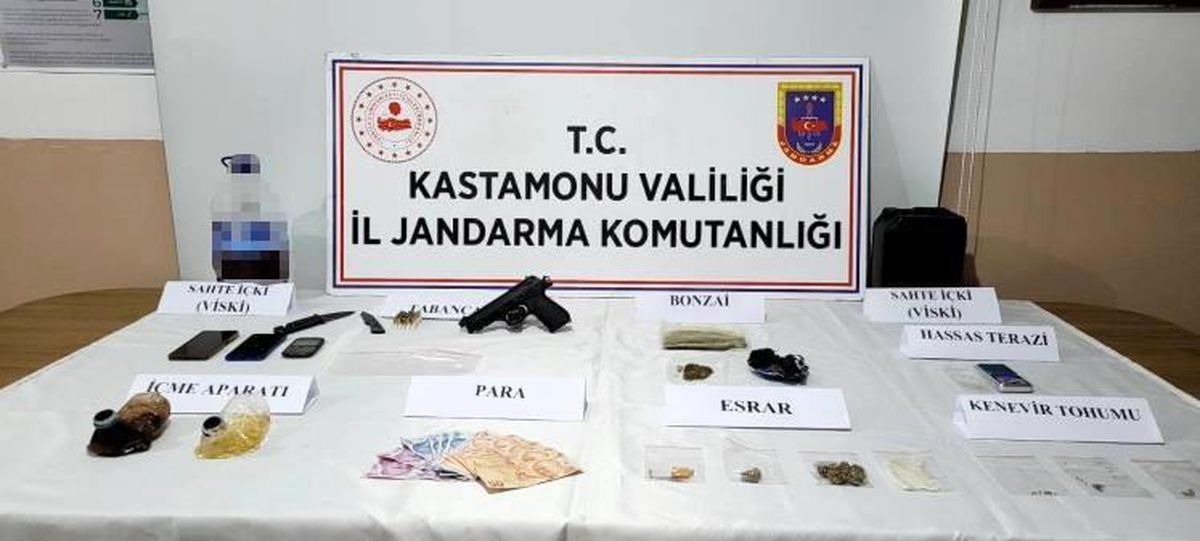 Kastamonu\'da Uyuşturucu Operasyonu: Evde Uyuşturucu ve Kaçak Alkol Ele Geçirildi