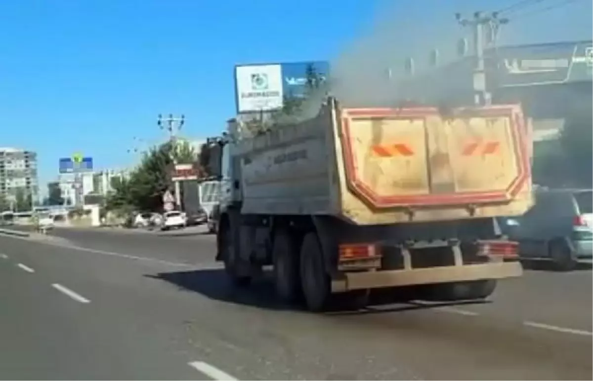 Plakasız kamyonun yanan ağaç dalları trafikte tehlike yarattı
