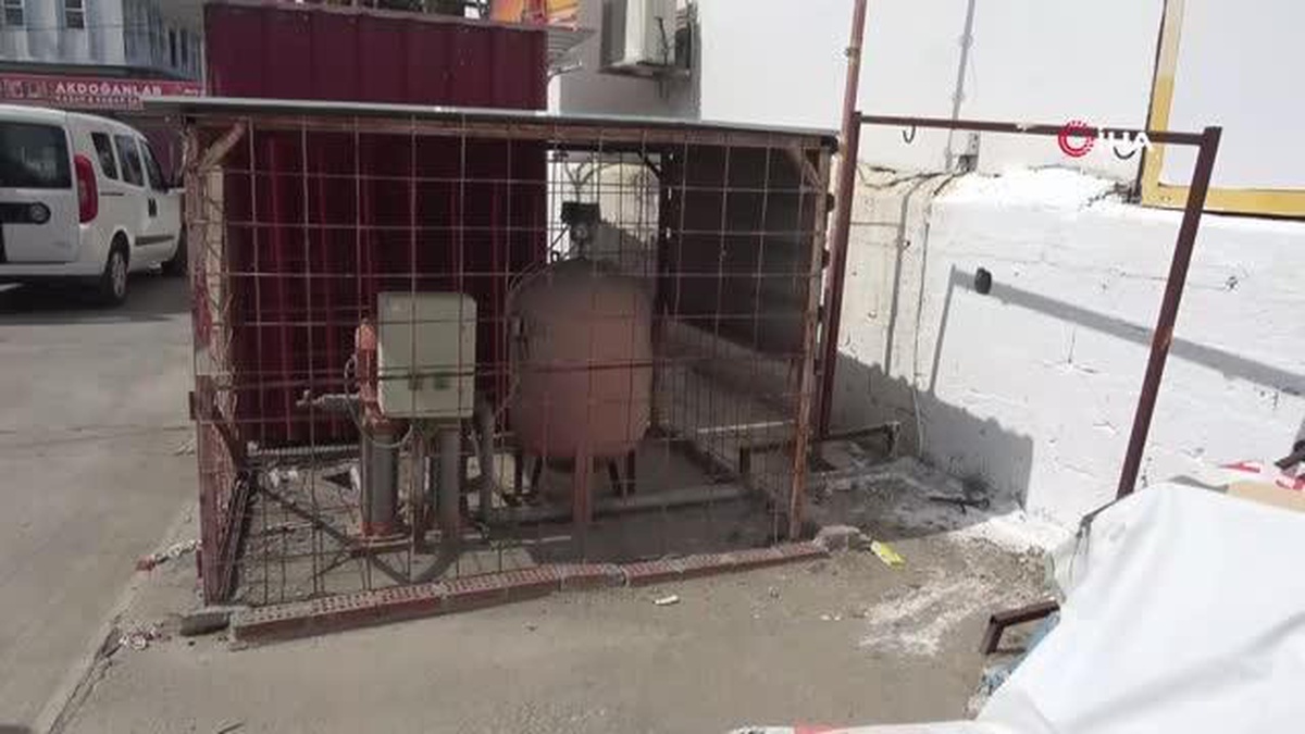 Akaryakıt istasyonunda silahlı saldırı: Kar maskesiyle geldi, şahsı başından vurdu