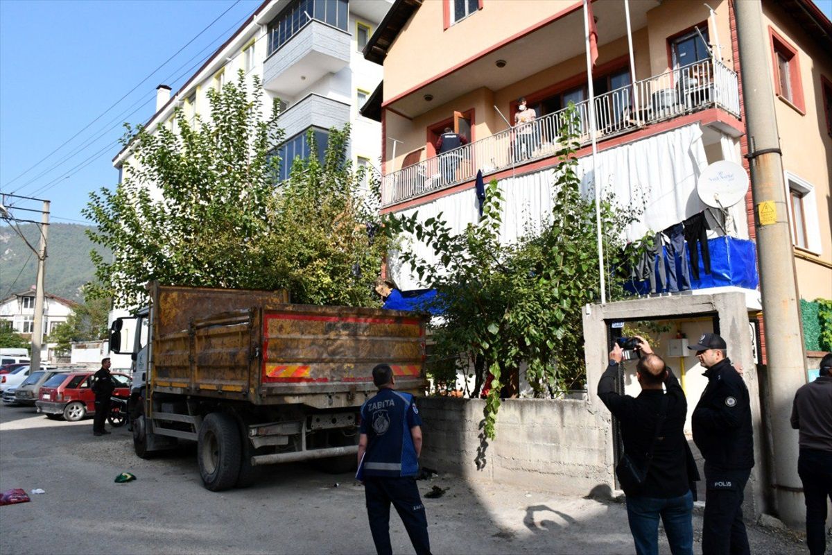 Karabük\'te çöp dolu ev temizlendi