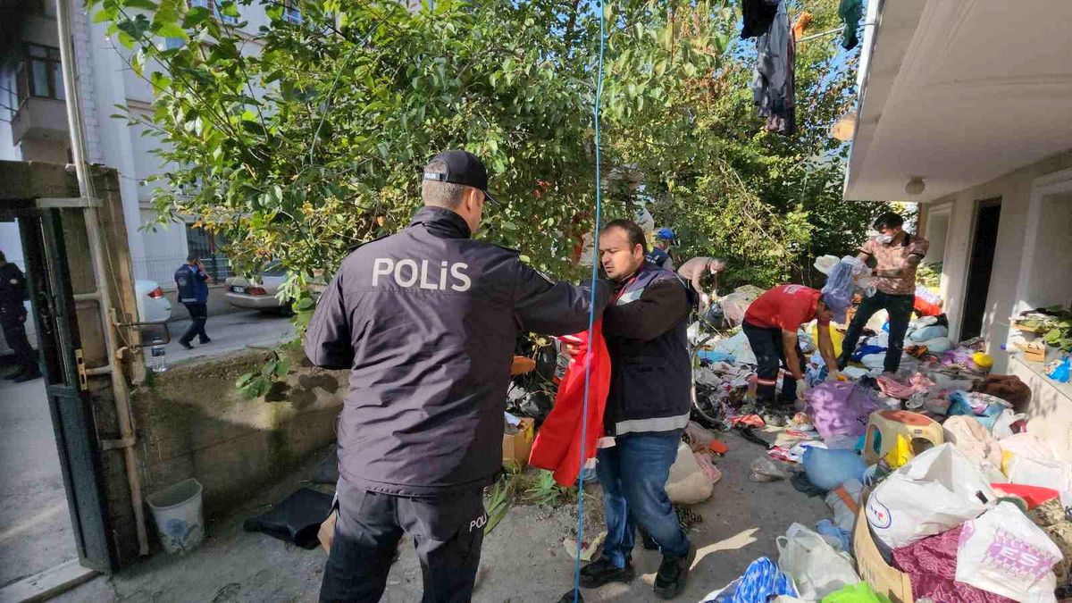 Karabük\'te ev çöplerle doldu, belediye temizlik çalışması yaptı