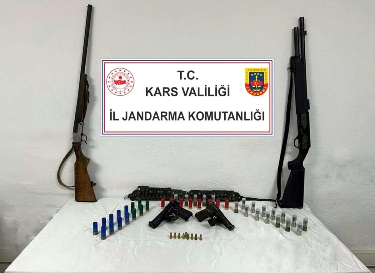 Kars\'ta jandarma ruhsatsız silah ele geçirdi