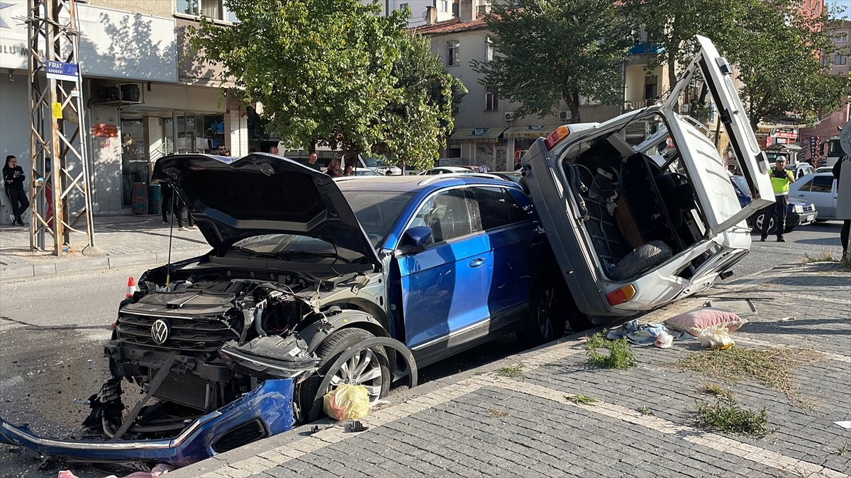 Kayseri\'de Otomobil Çarpışması: 2 Kişi Yaralandı