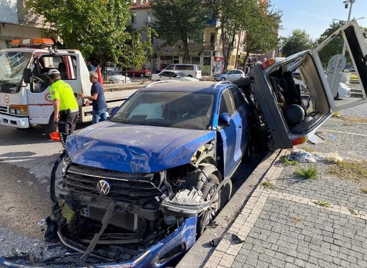 Kayseri\'de iki otomobil çarpıştı: 2 yaralı