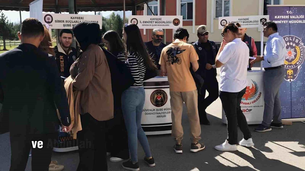 Kayseri\'de 10 Bin Üniversite Öğrencisine 15 Bin 600 Broşür Dağıtıldı