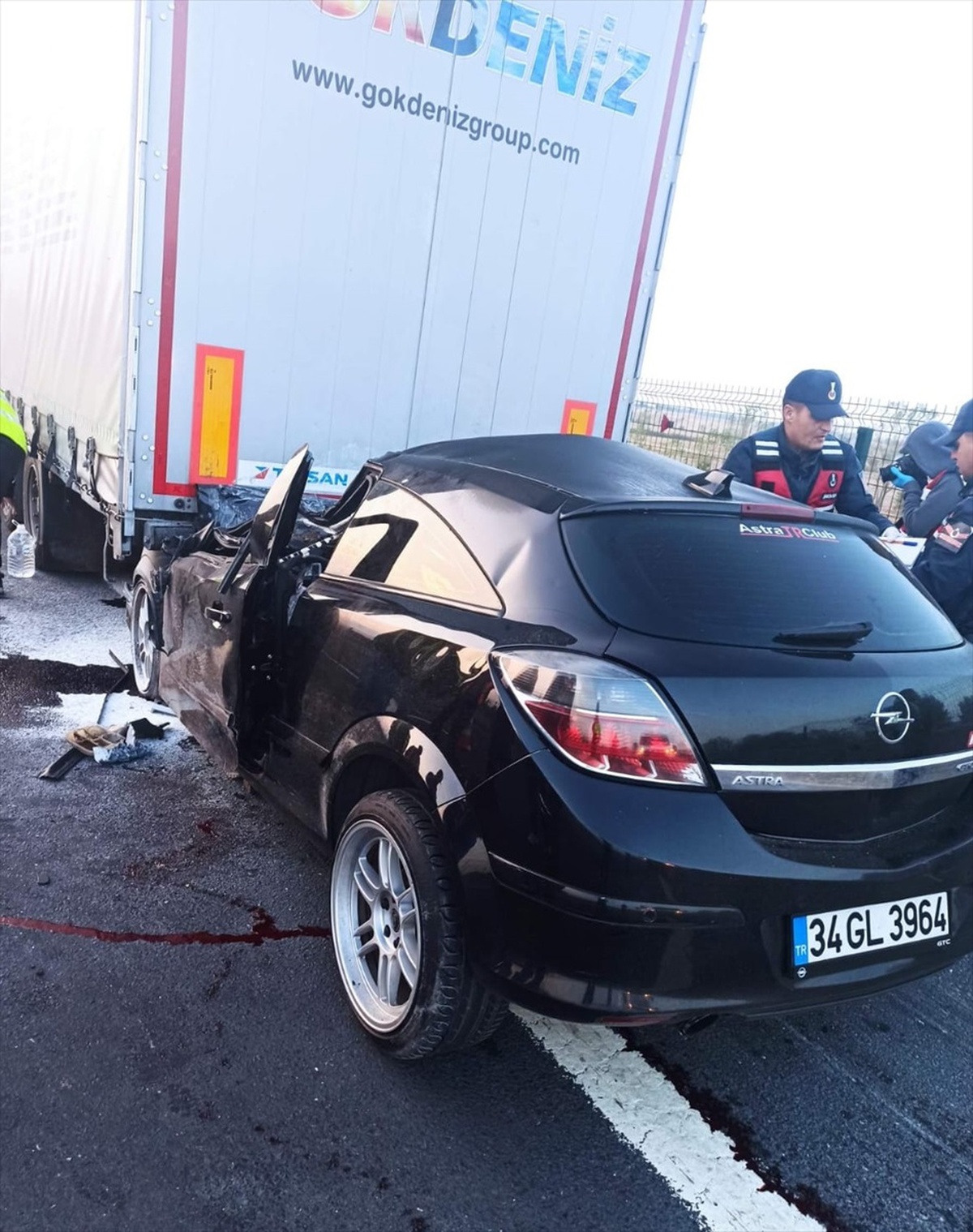 Lüleburgaz\'da Tırın Dorsesine Çarpan Otomobil Sürücüsü Hayatını Kaybetti