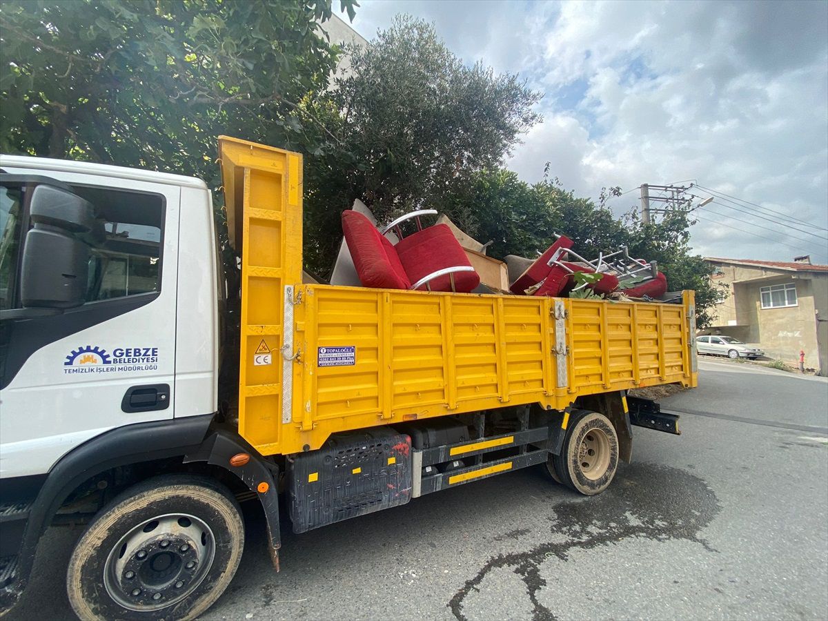 Gebze\'deki evden kamyon dolusu çöp çıkarıldı