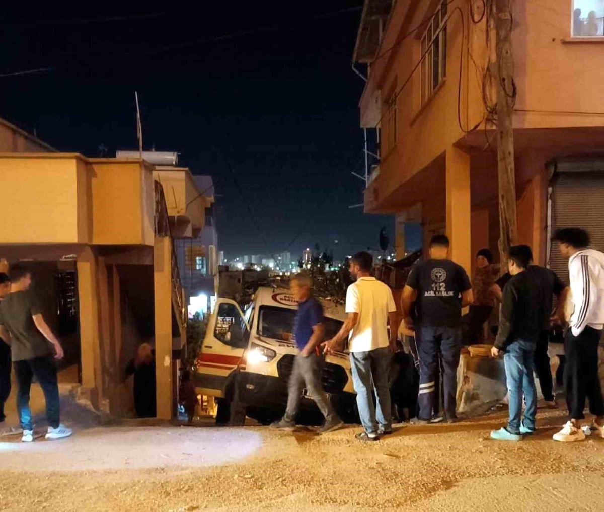 İskenderun\'da Mahsur Kalan Ambulans Vatandaşların Yardımıyla Kurtarıldı