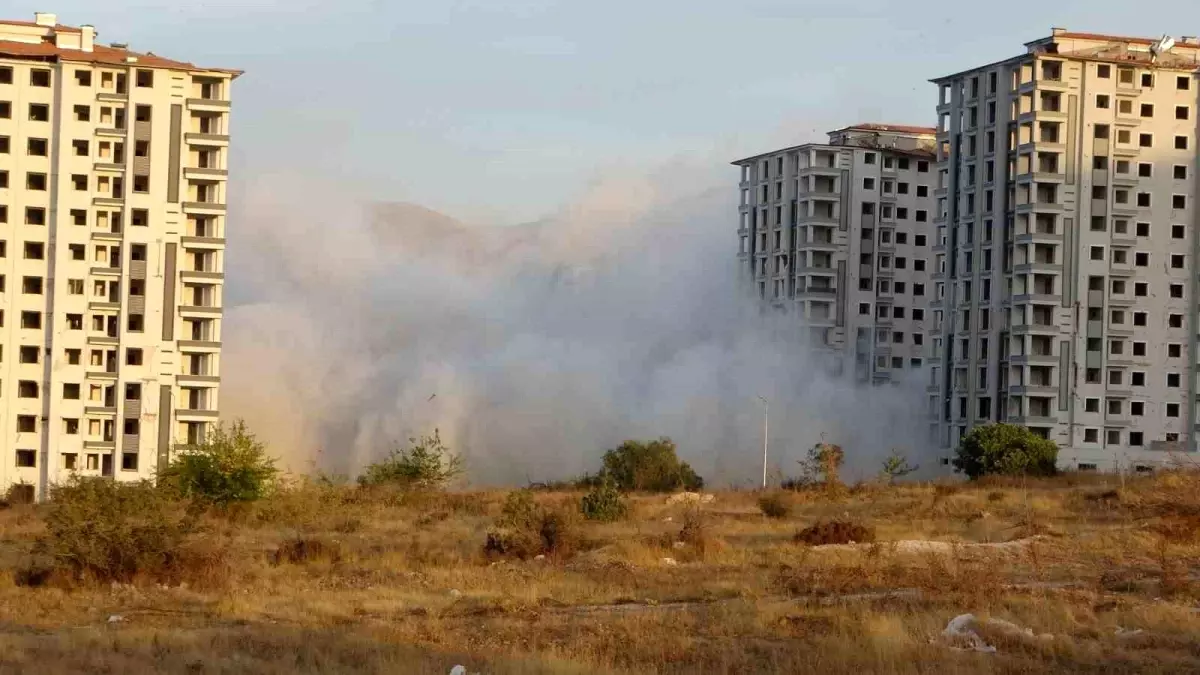 Malatya\'da ağır hasarlı yüksek katlı binalar patlayıcı ile yıkılıyor