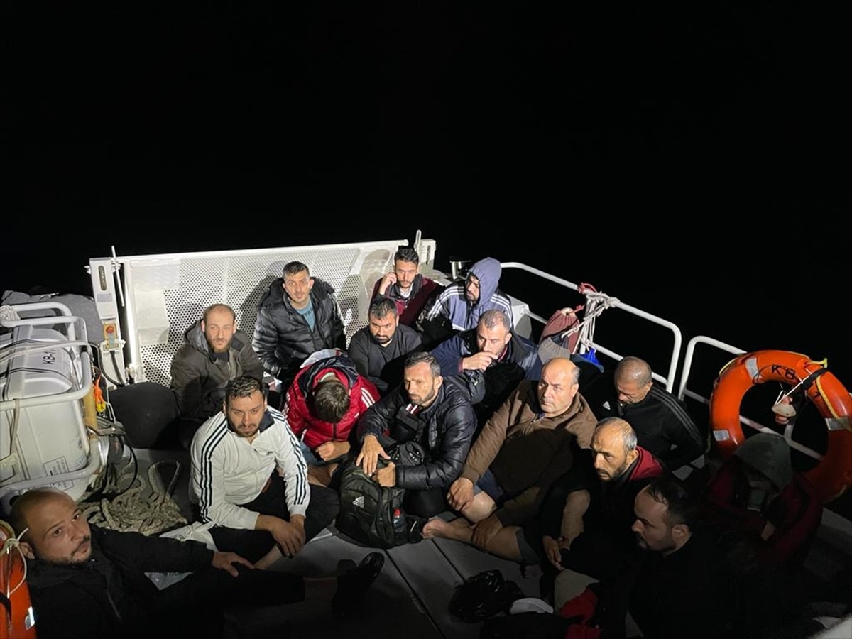 Muğla\'nın Datça ilçesinde 46 düzensiz göçmen ve 1 göçmen kaçakçısı yakalandı