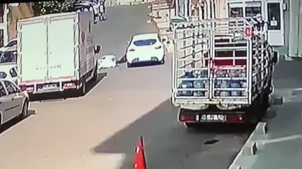 Otomobilin altında kalmaktan kıl payı kurtuldu... O anlar kamerada