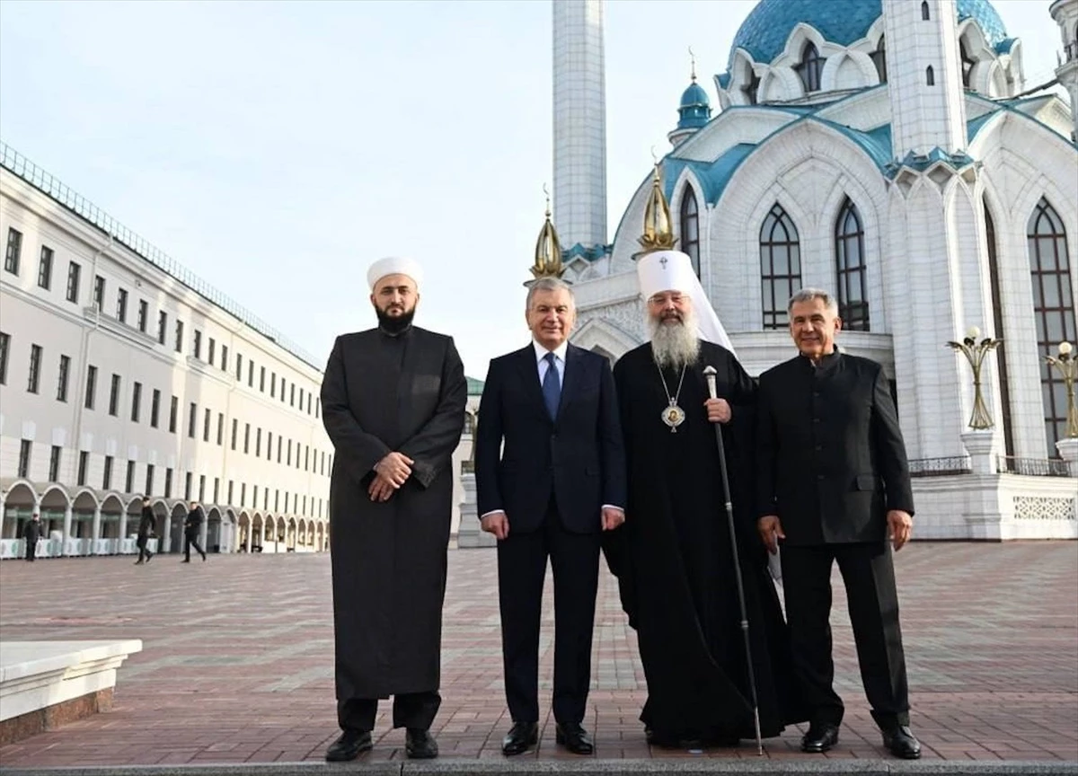 Özbekistan Cumhurbaşkanı Şevket Mirziyoyev, Rusya\'ya gerçekleştirdiği resmi ziyaretinin ilk durağı Kazan\'da