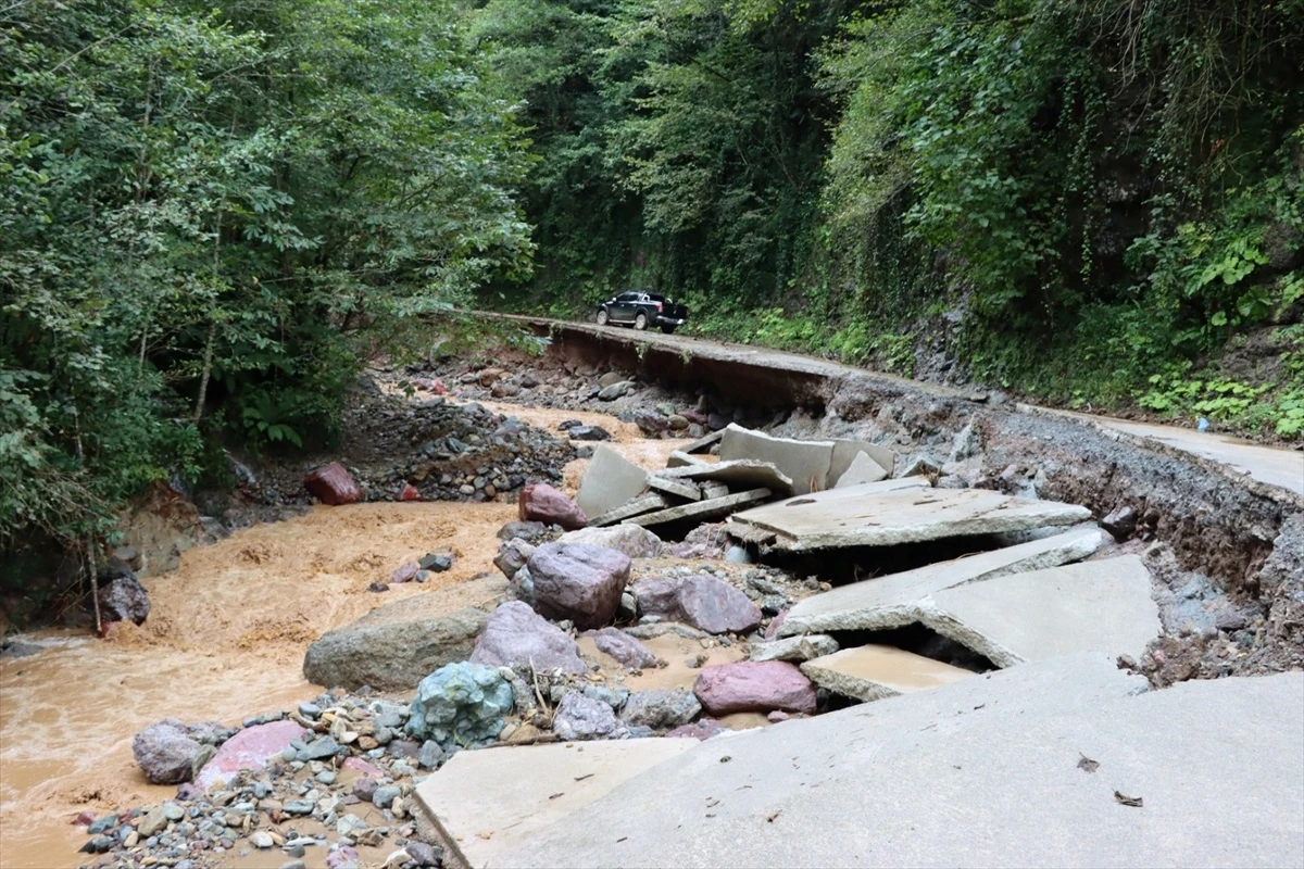 Rize Valisi İhsan Selim Baydaş, heyelan bölgelerinde inceleme yaptı