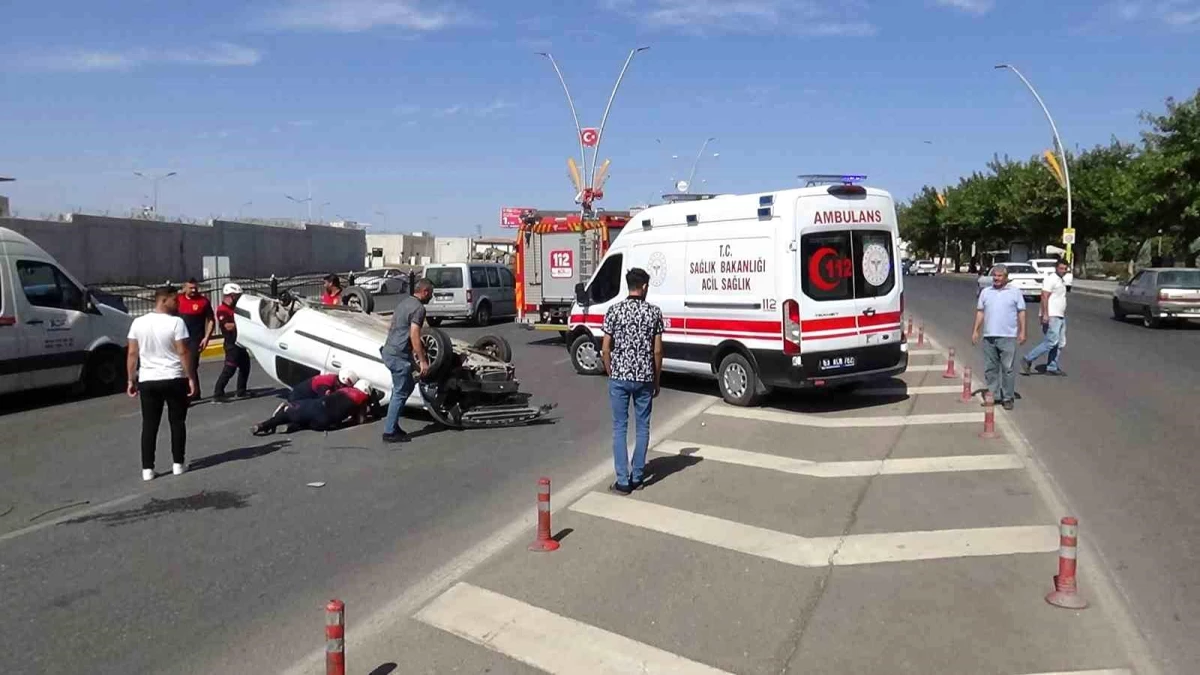 Şanlıurfa\'da Yan Yana Seyir Halindeki Otomobiller Çarpıştı: 1 Yaralı