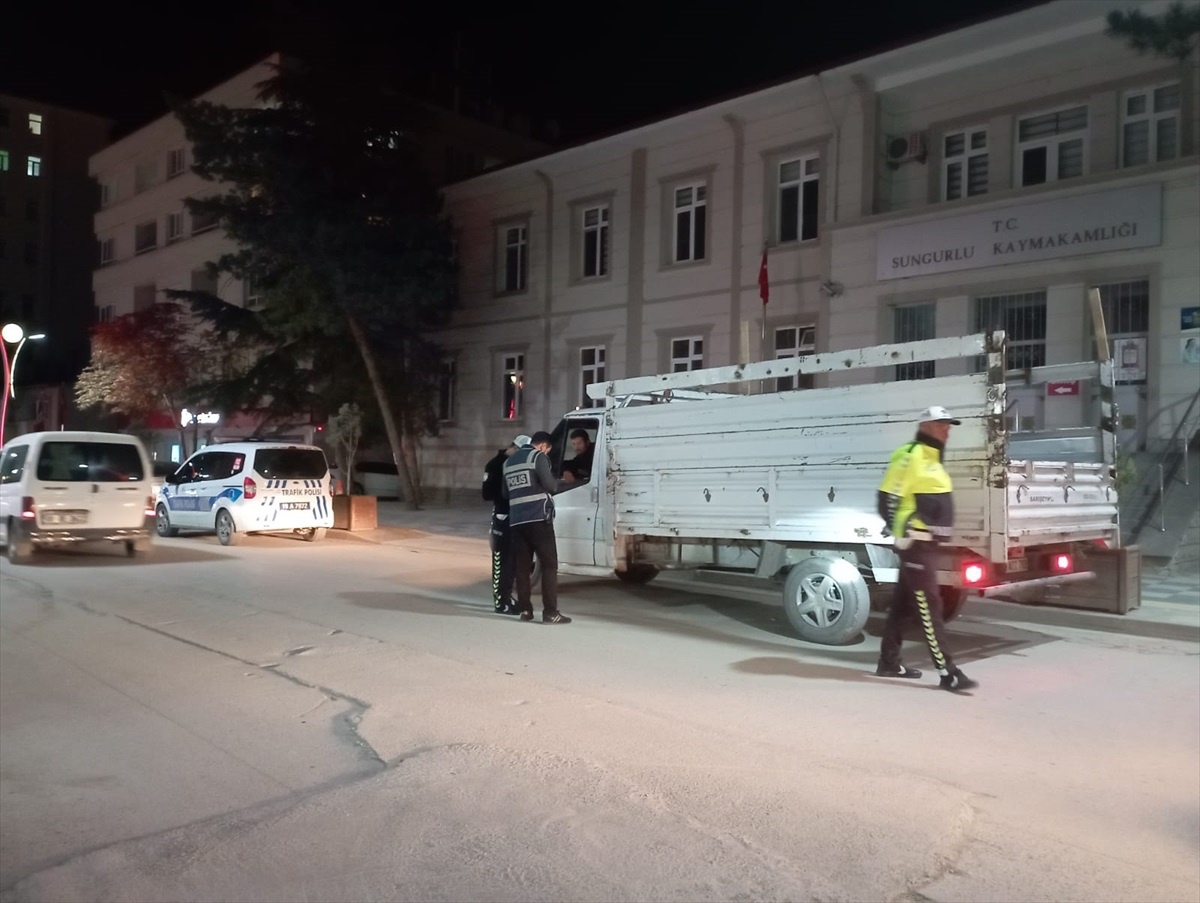 Çorum\'un Sungurlu ilçesinde polis ekipleri şok uygulama yaptı