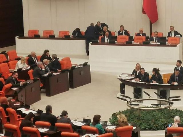 TBMM Genel Kurulu'nda Saadet Grubu'ndan oturma yeri protestosu TBMM Genel Kurulu'nda Saadet Grubu'ndan oturma yeri protestosu