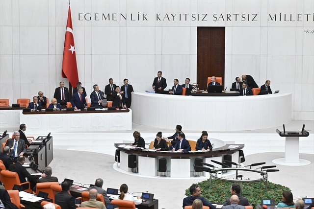 TBMM Genel Kurulu'nda Saadet Grubu'ndan oturma yeri protestosu TBMM Genel Kurulu'nda Saadet Grubu'ndan oturma yeri protestosu