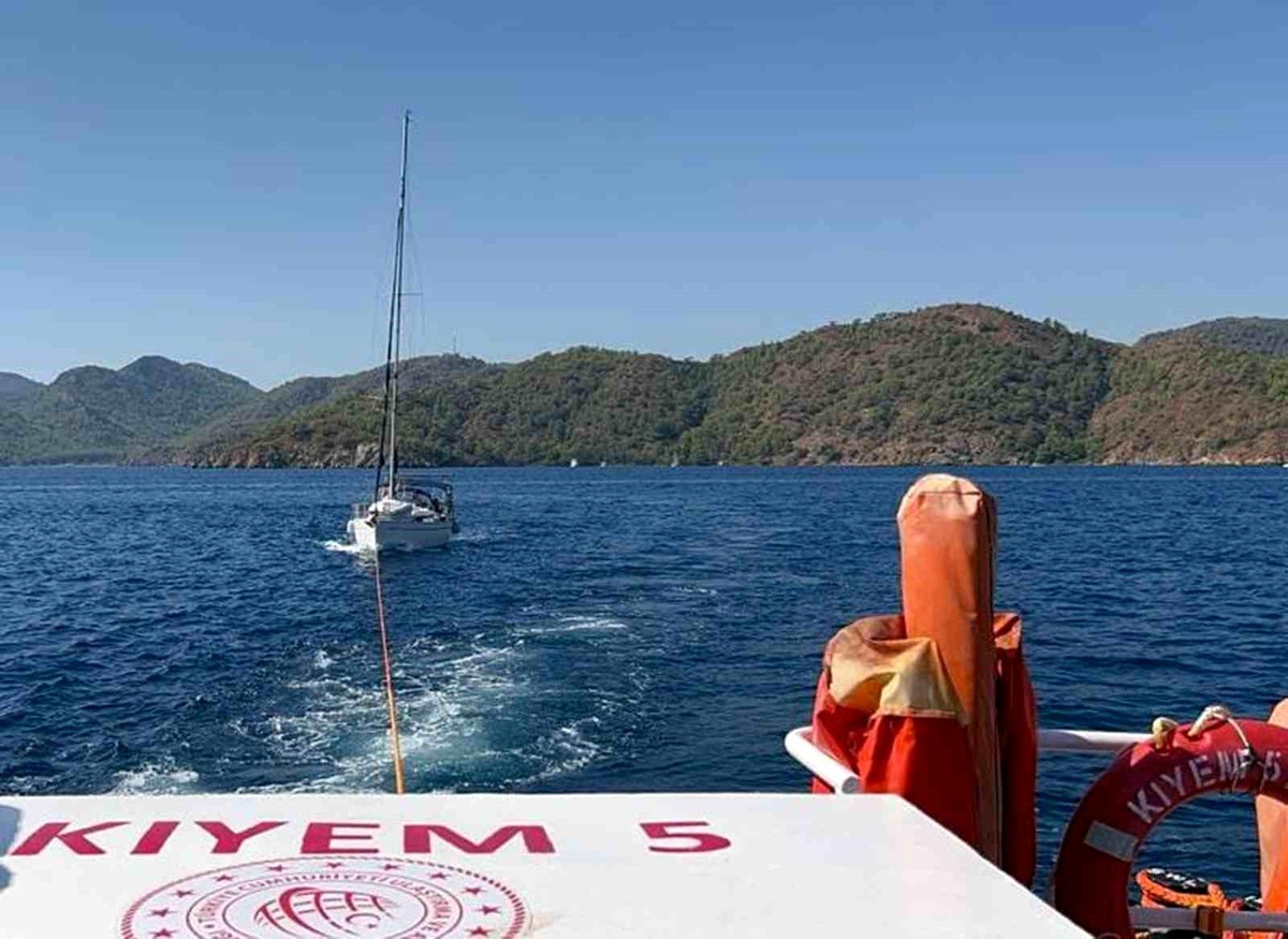 Fethiye\'de Arızalanan Tekne Kurtarıldı