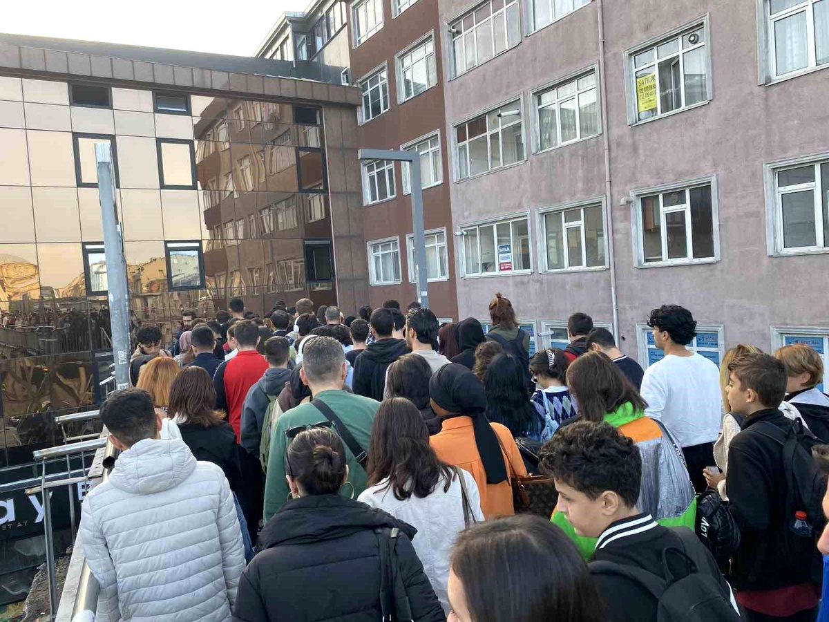 Küçükçekmece Beşyol Metrobüs Üst Geçidinde Yoğunluk