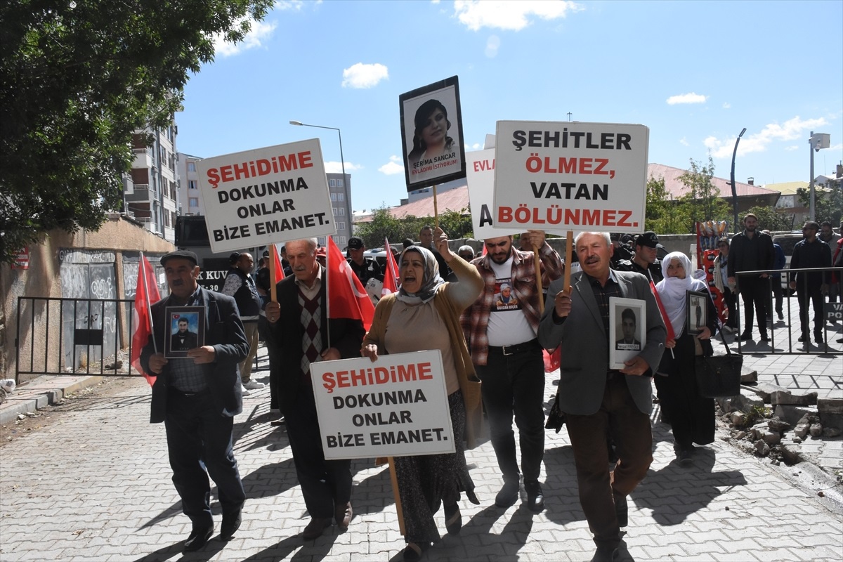 Vanlı aileler çocuklarına kavuşmak için HDP İl Başkanlığı önündeki eylemlerini sürdürdü