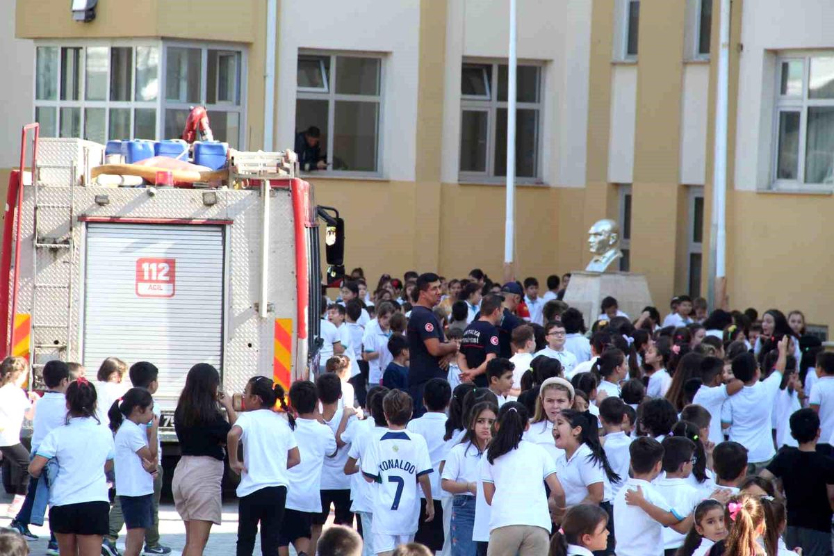 Antalya\'da İlkokulda Çıkan Yangın Öğretmenler Tarafından Söndürüldü