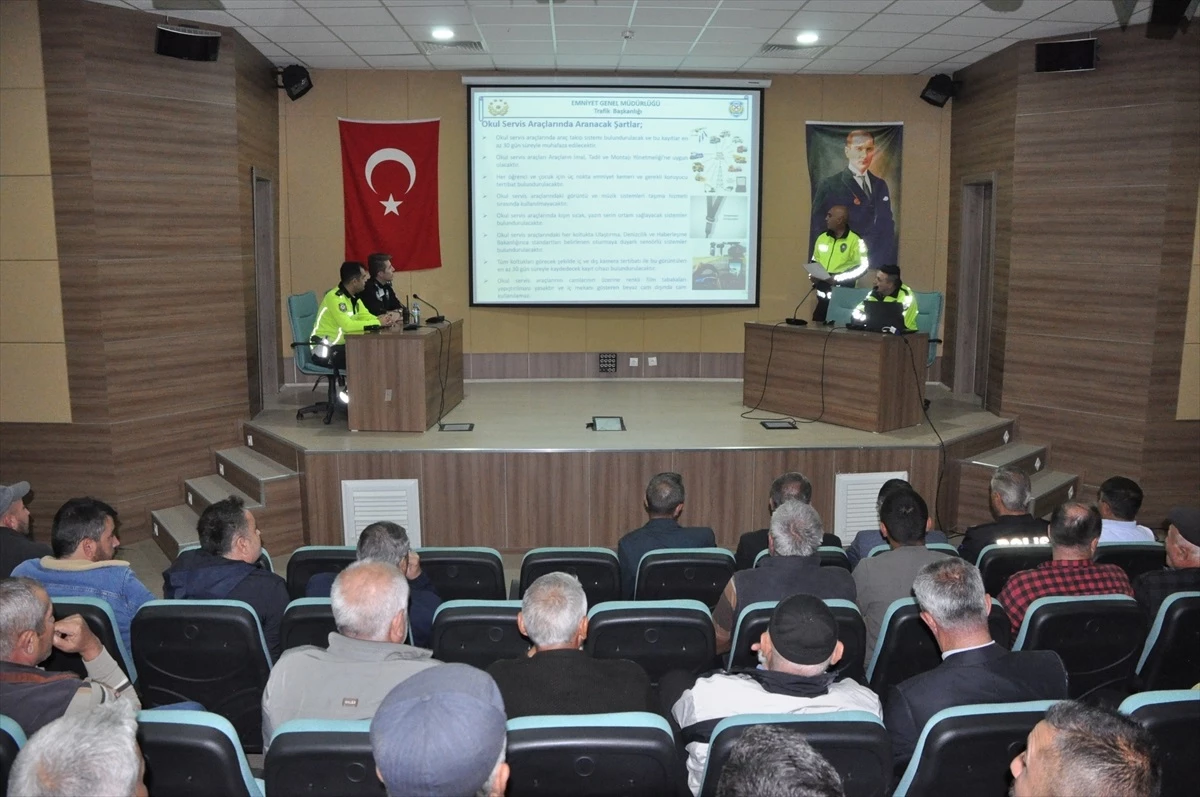 Yerköy İlçe Emniyet Müdürlüğü, taşıma yapan servis şoförlerine bilgilendirme toplantısı düzenledi