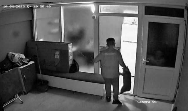 15 yaşındaki çırak, kuaförün kedisini defalarca tekmeledi