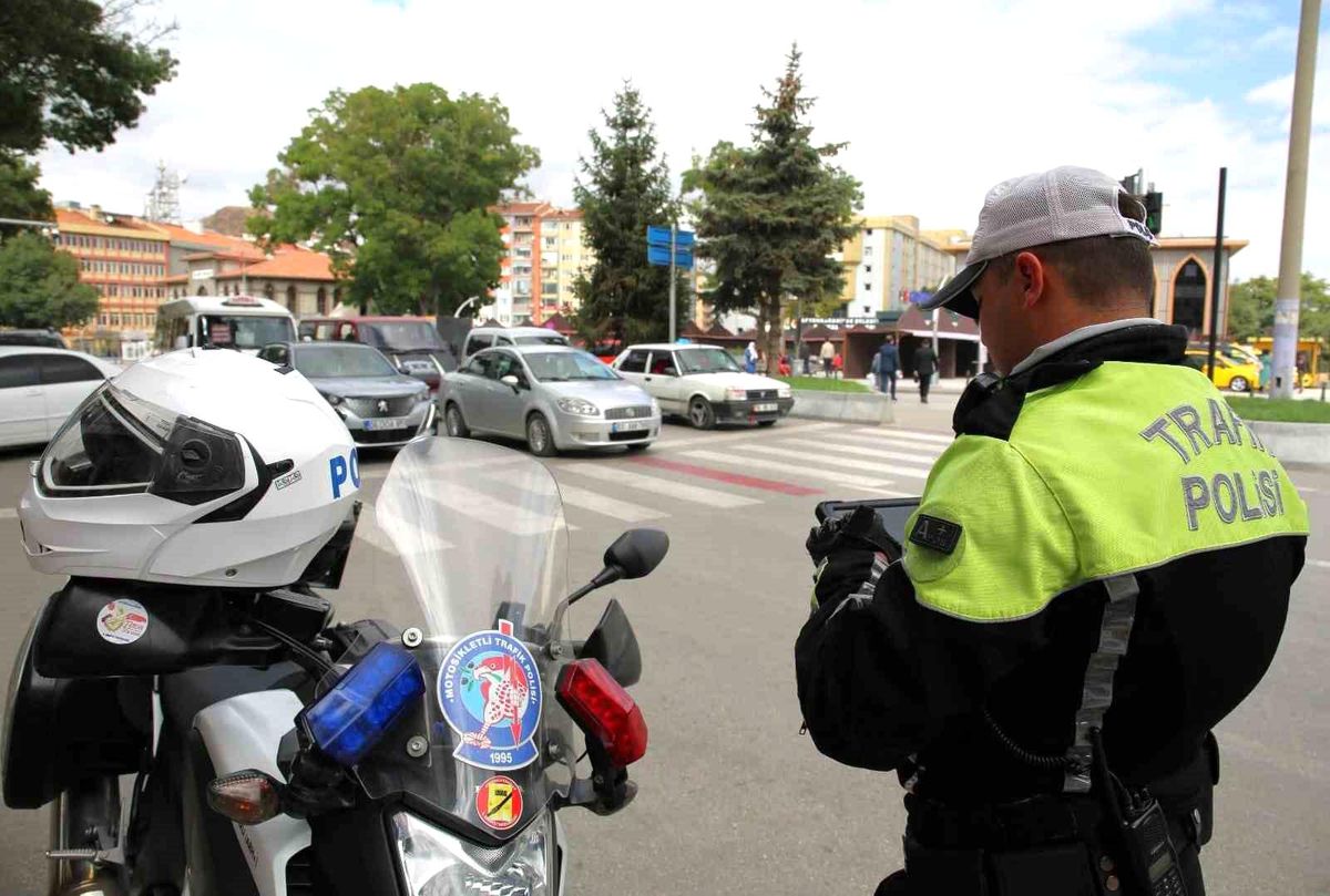 Afyonkarahisar\'da yapılan uygulamada 177 araca 287 bin 862 TL para cezası kesildi