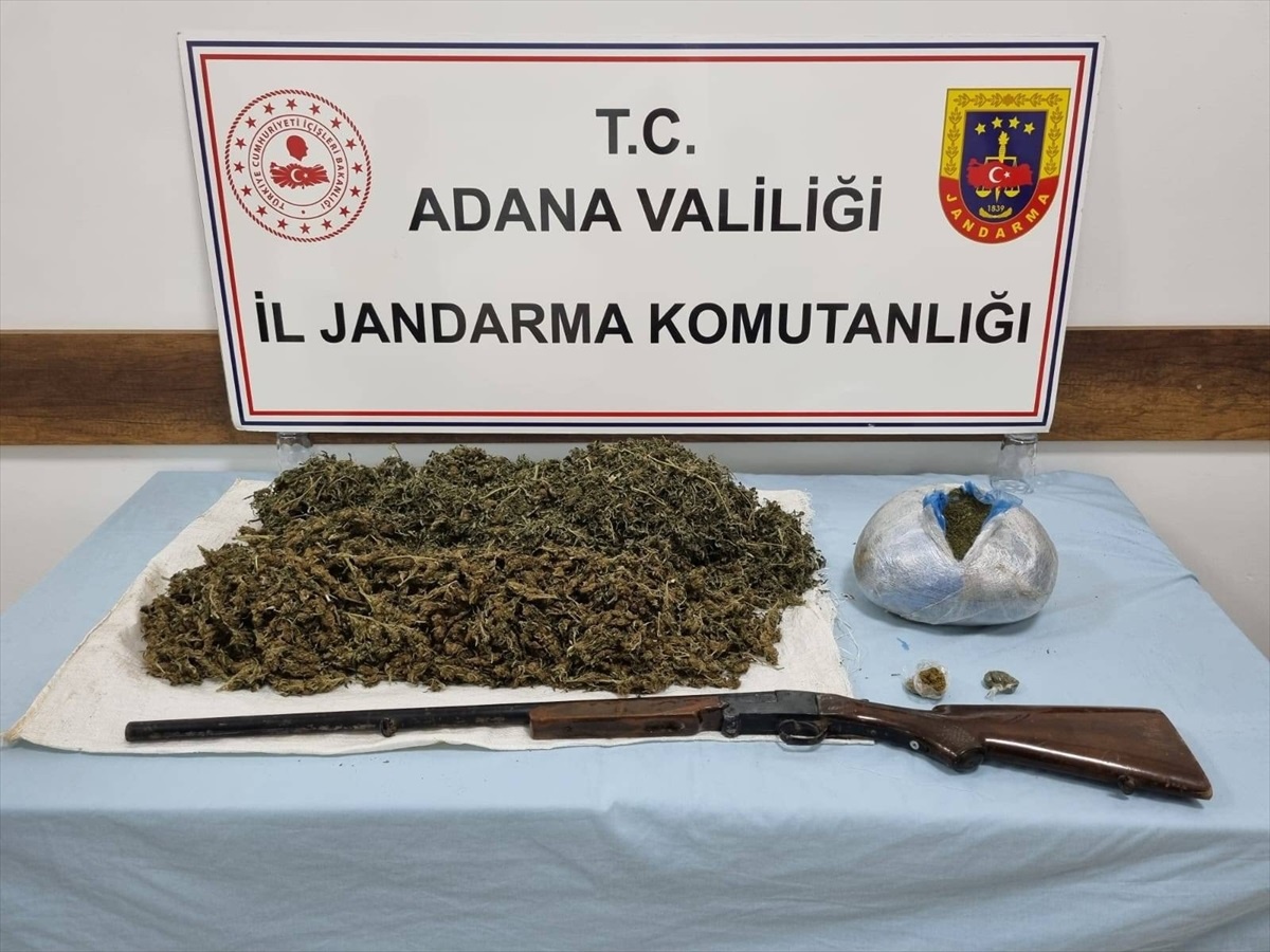 Adana\'da evde uyuşturucu operasyonu: 2 kilo 500 gram esrar ve ruhsatsız av tüfeği ele geçirildi