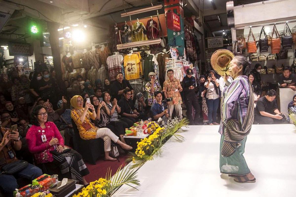 Endonezya\'da Bringharjo Moda Günü düzenlendi