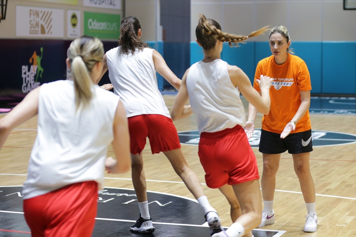 Antalya Büyükşehir Belediyespor Toroslar Basketbol\'un Başantrenörü Selen Erdem: Bütün Önceliğimiz Kayseri Maçı