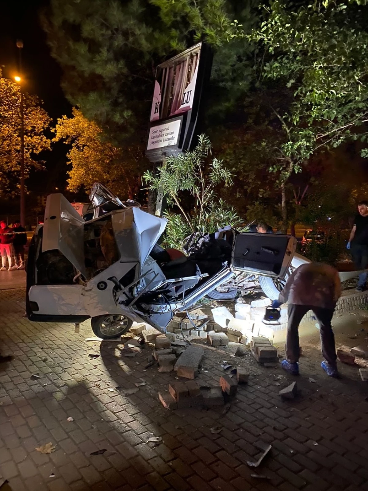 Aydın\'da Otomobilin Refüje Çarpması Sonucu 2 Kişi Hayatını Kaybetti