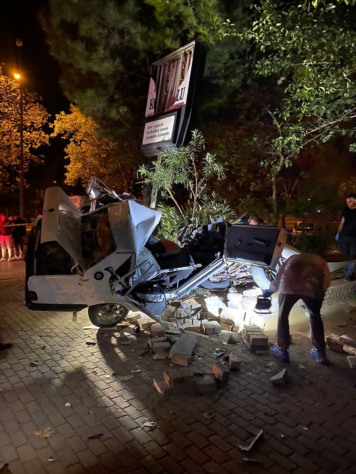 Aydın\'da Otomobilin Refüje Çarpması Sonucu 2 Kişi Hayatını Kaybetti