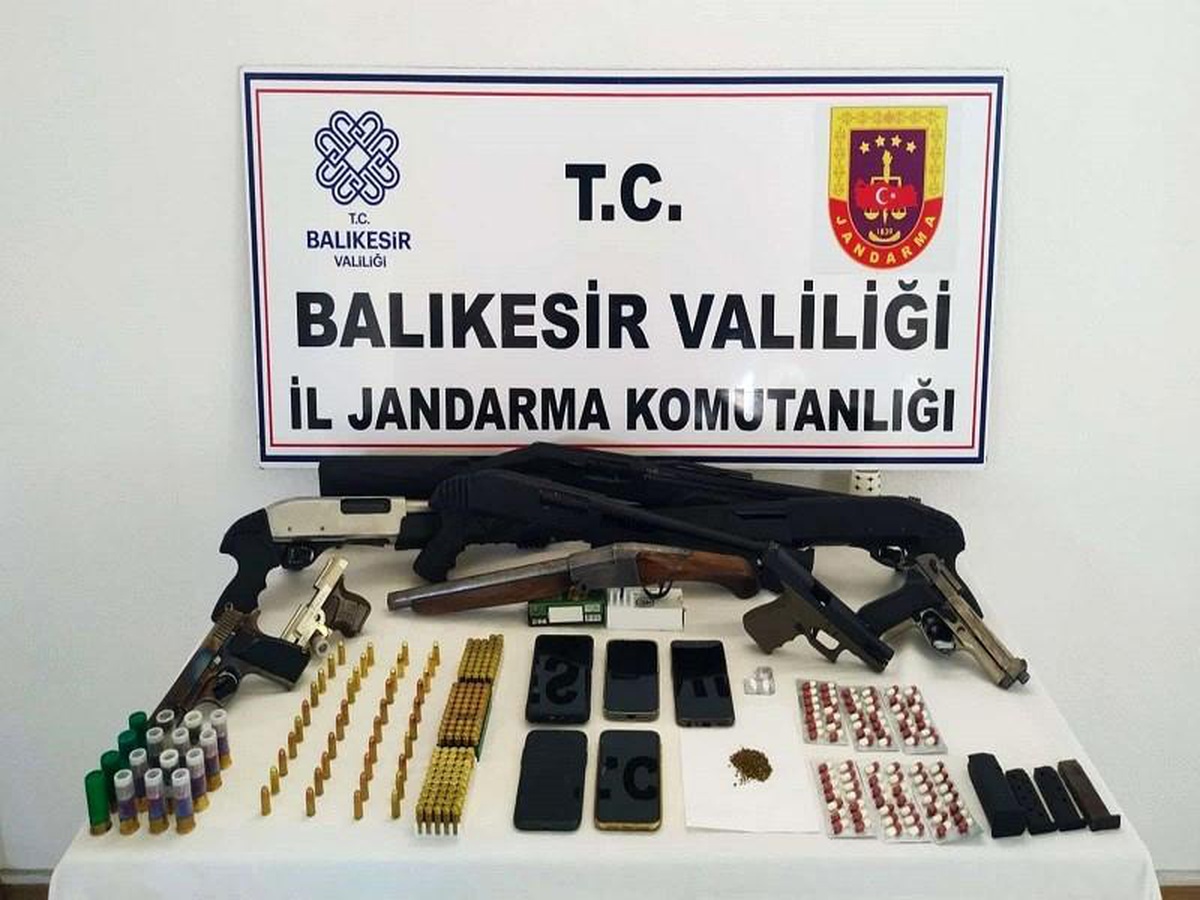 Ayvalık\'ta silah ve uyuşturucu operasyonu: 7 gözaltı
