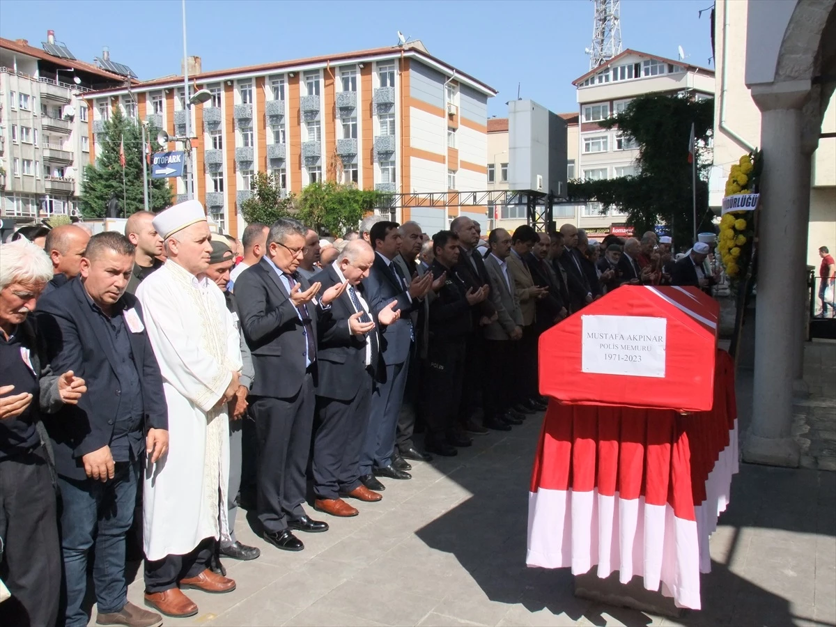 Bilecik\'te Kalp Krizi Geçiren Polis Memurunun Cenazesi Devrek\'te Defnedildi